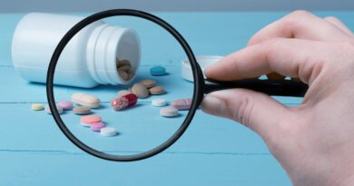 pharmacist expert pharmaceutical inspection identifies pills testing 1